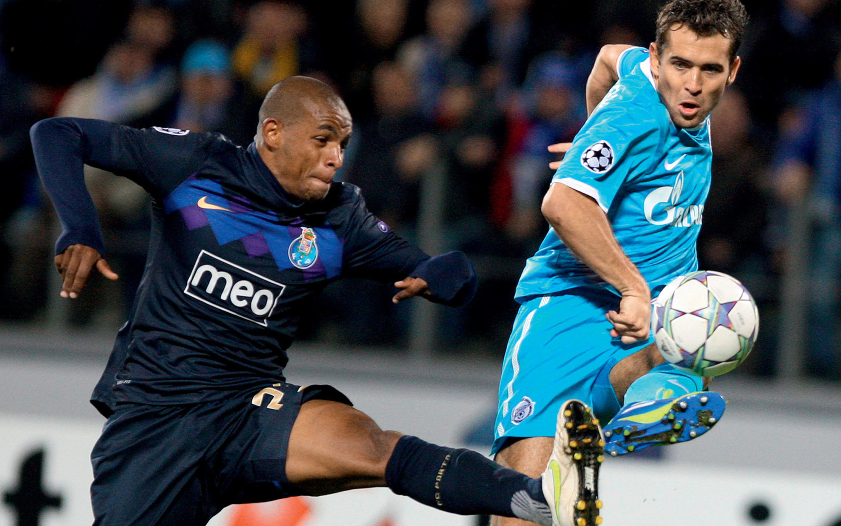 Нападающий Зенита Александр Кержаков борется за мяч