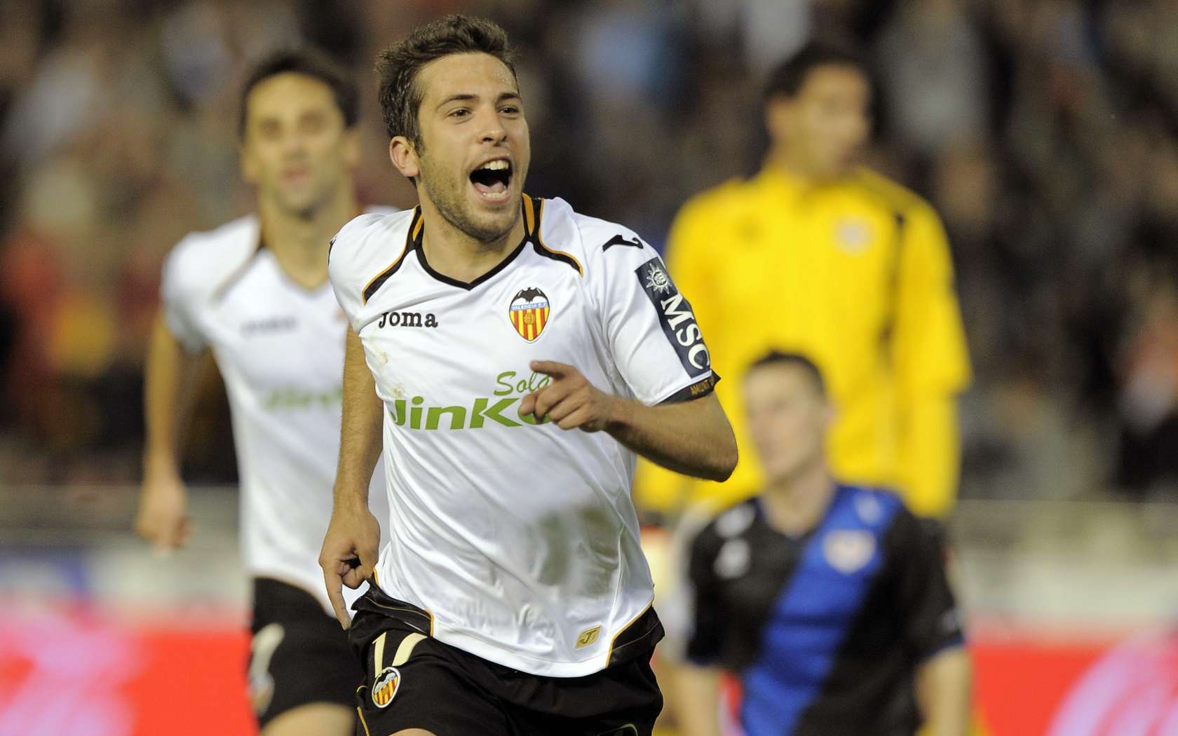 Полузащитник Барселоны Хорди Альба приходит на футбольное поле