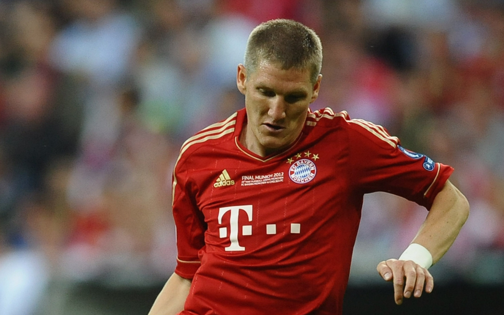  Полузащитник Баварии Бастиан Швайнштайгер