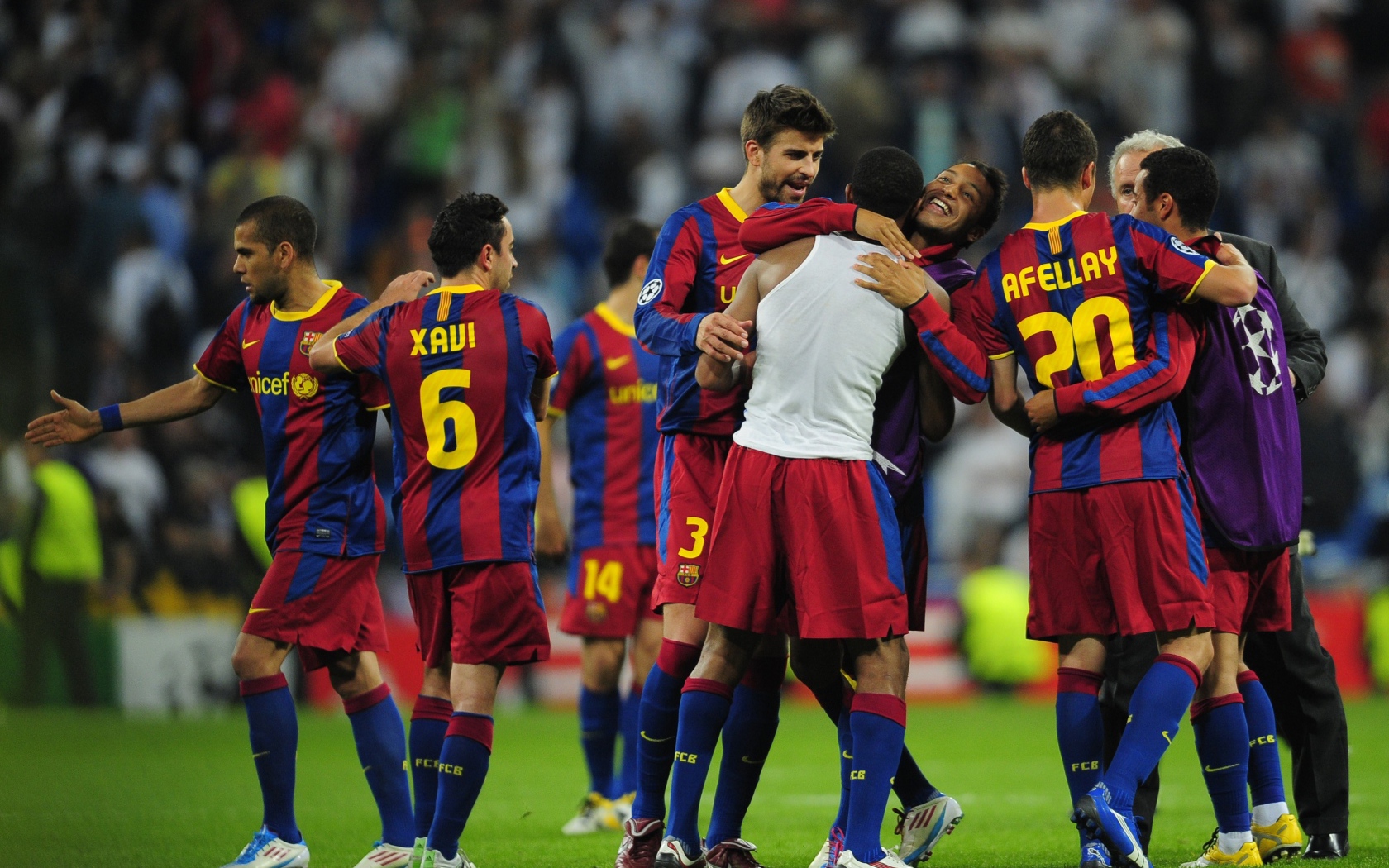 Игрок номер 2 Барселоны Даниэл Алвес и его команда