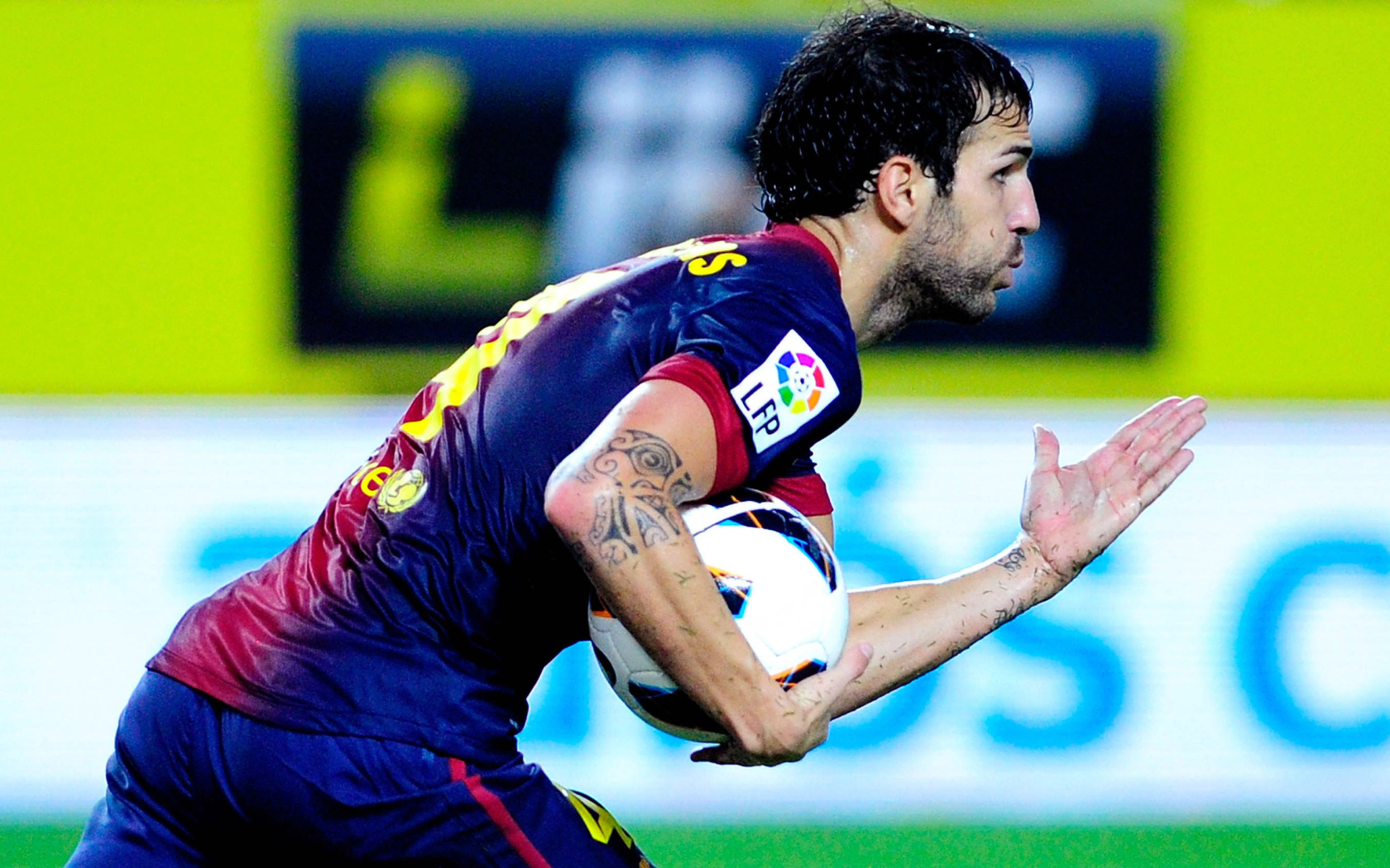Игрок Барселоны Франсеск Фабрегас бежит с мячом