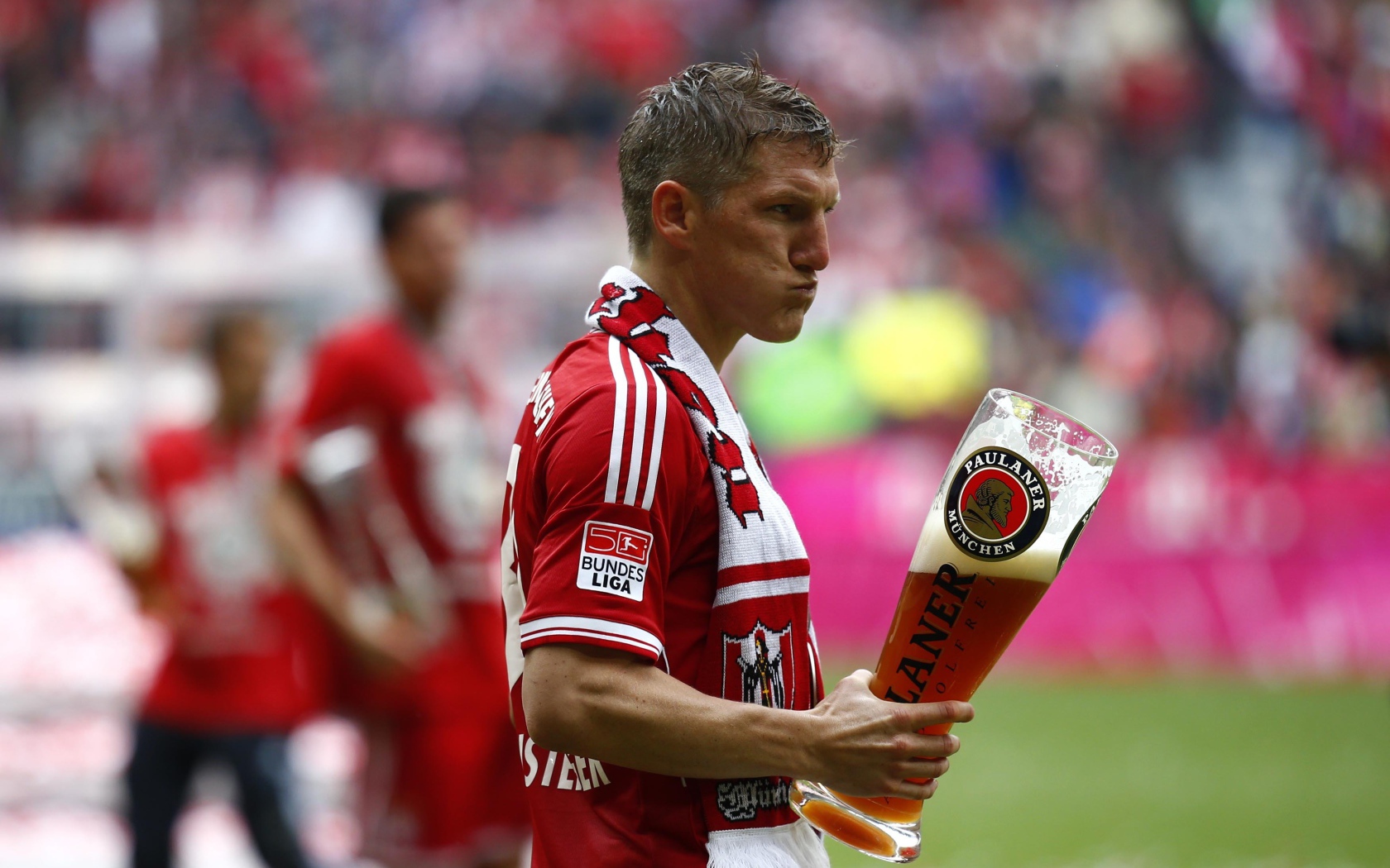Игрок Баварии Бастиан Швайнштайгер с пивом