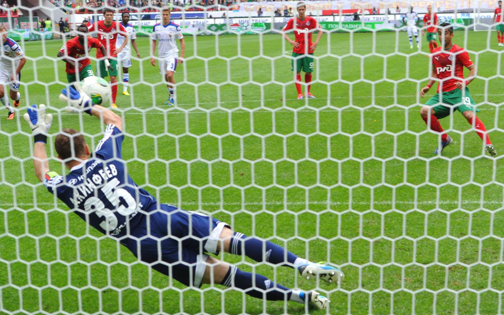 Игрок московского ЦСКА Игорь Акинфеев