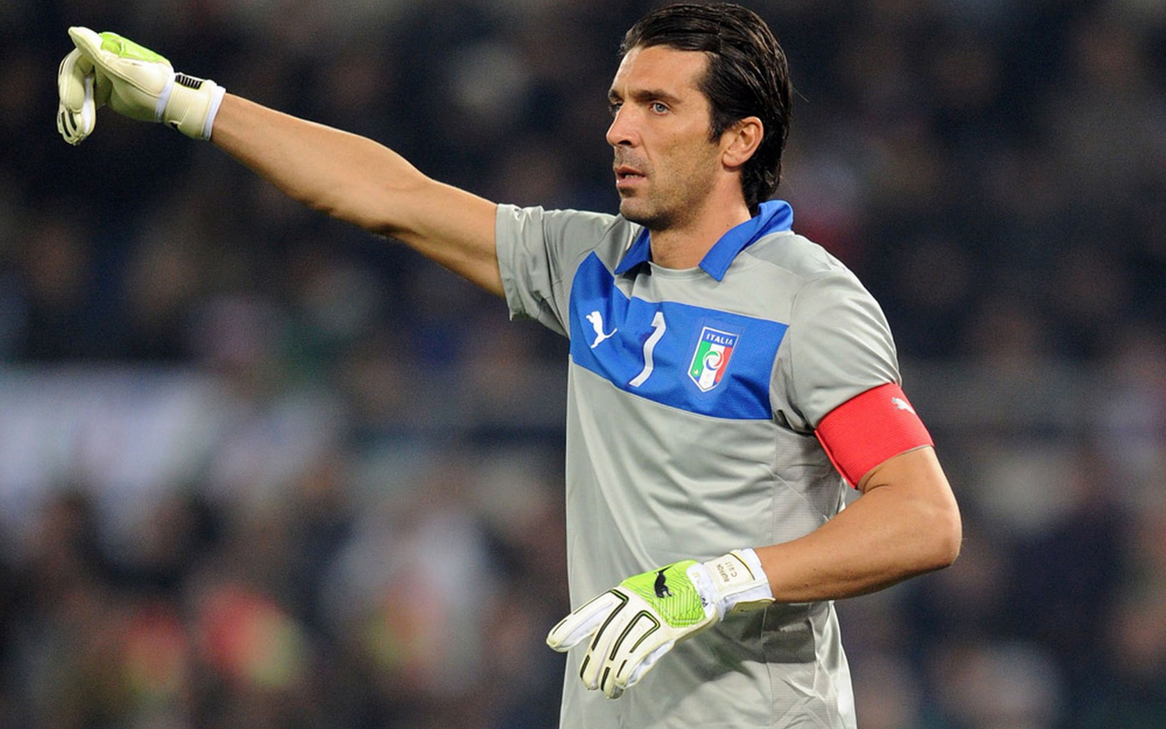  Игрок Ювентуса Джанлуиджи Буффон показывает тактику игры