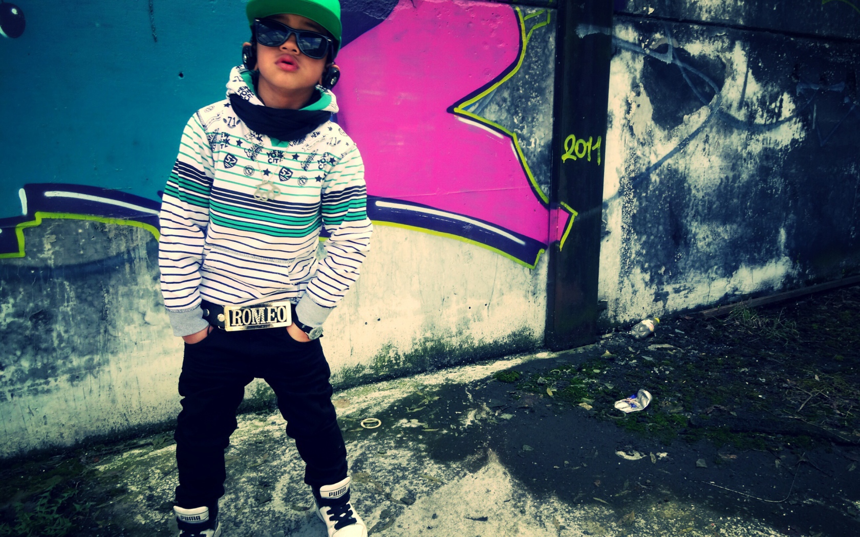 Мальчик в зелёной кепке и очках, swag