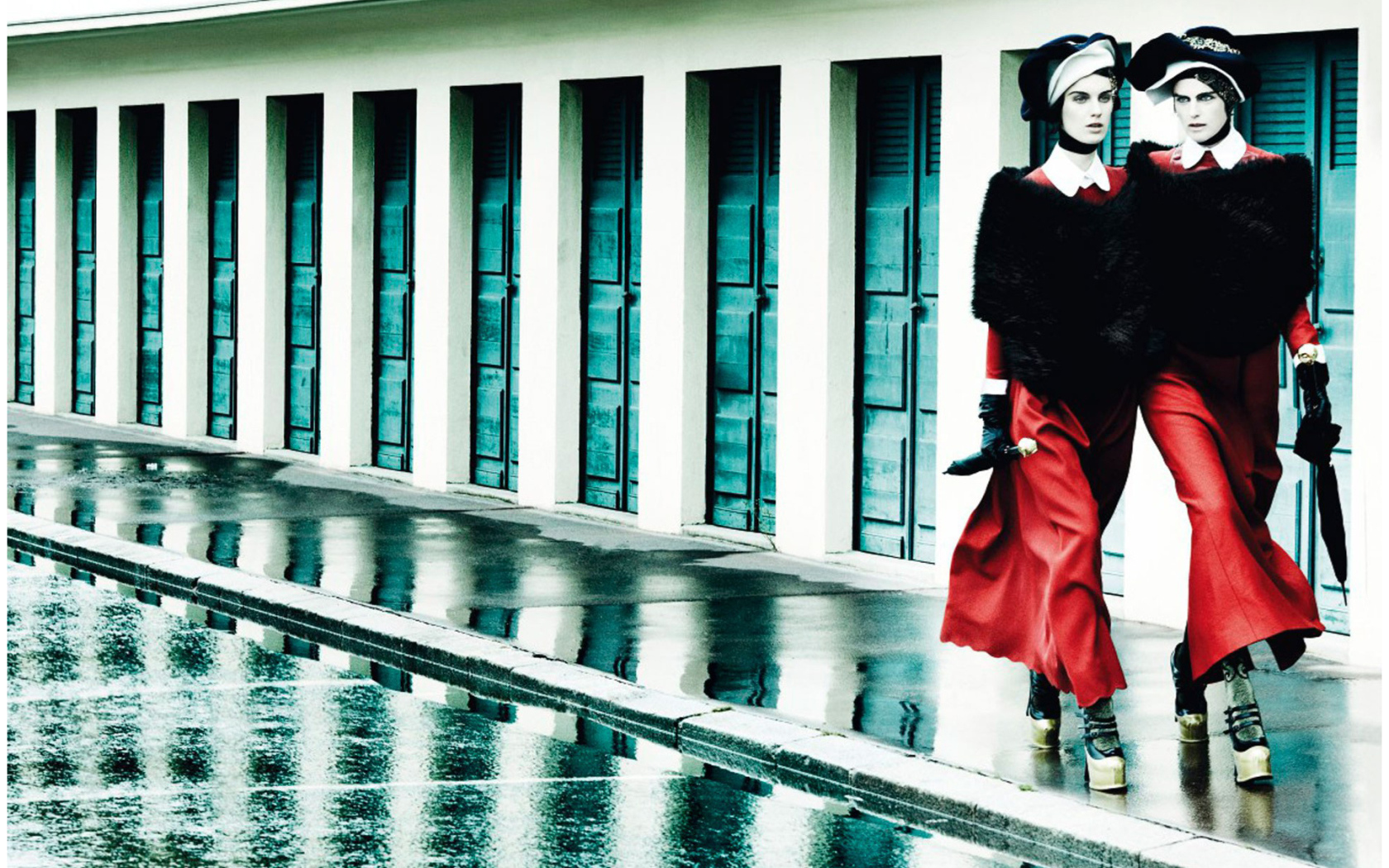 Фотография девушек идущих по улице