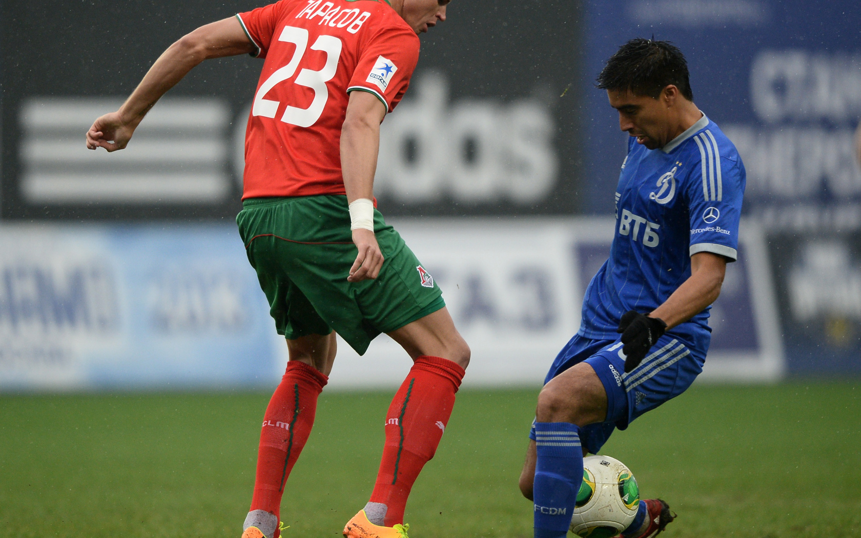 Полузащитник московского Локомотива Виталий Денисов