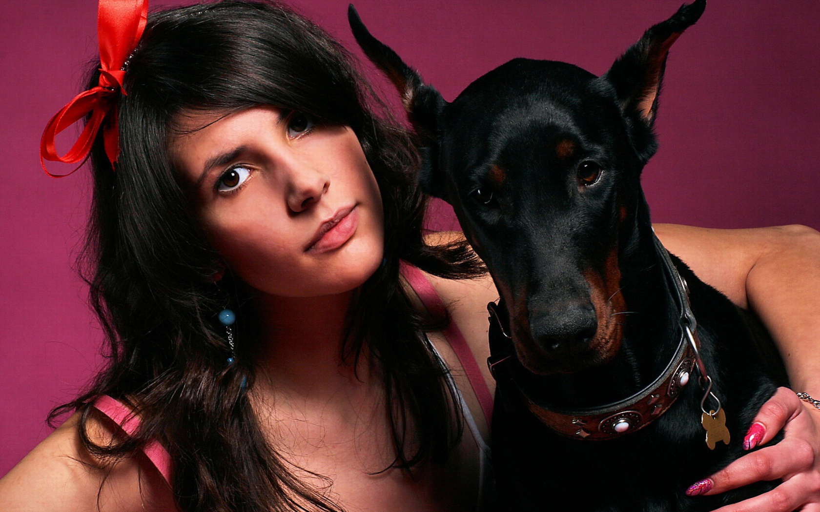 Девушка и доберман