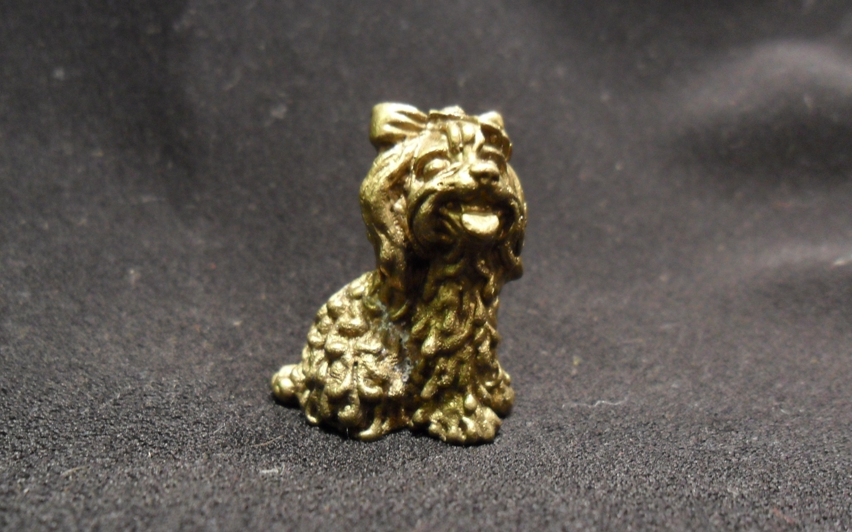 Золотая фигурка болонки