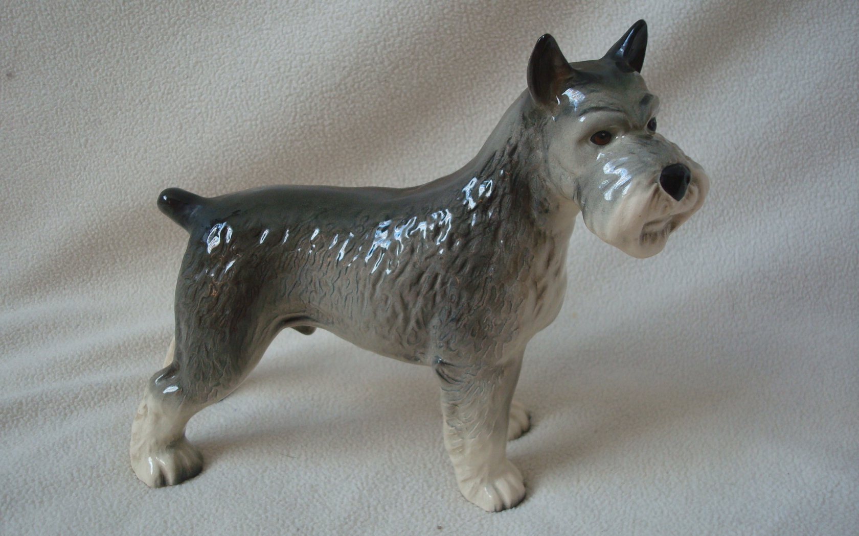 Фигурка собаки шнауцера