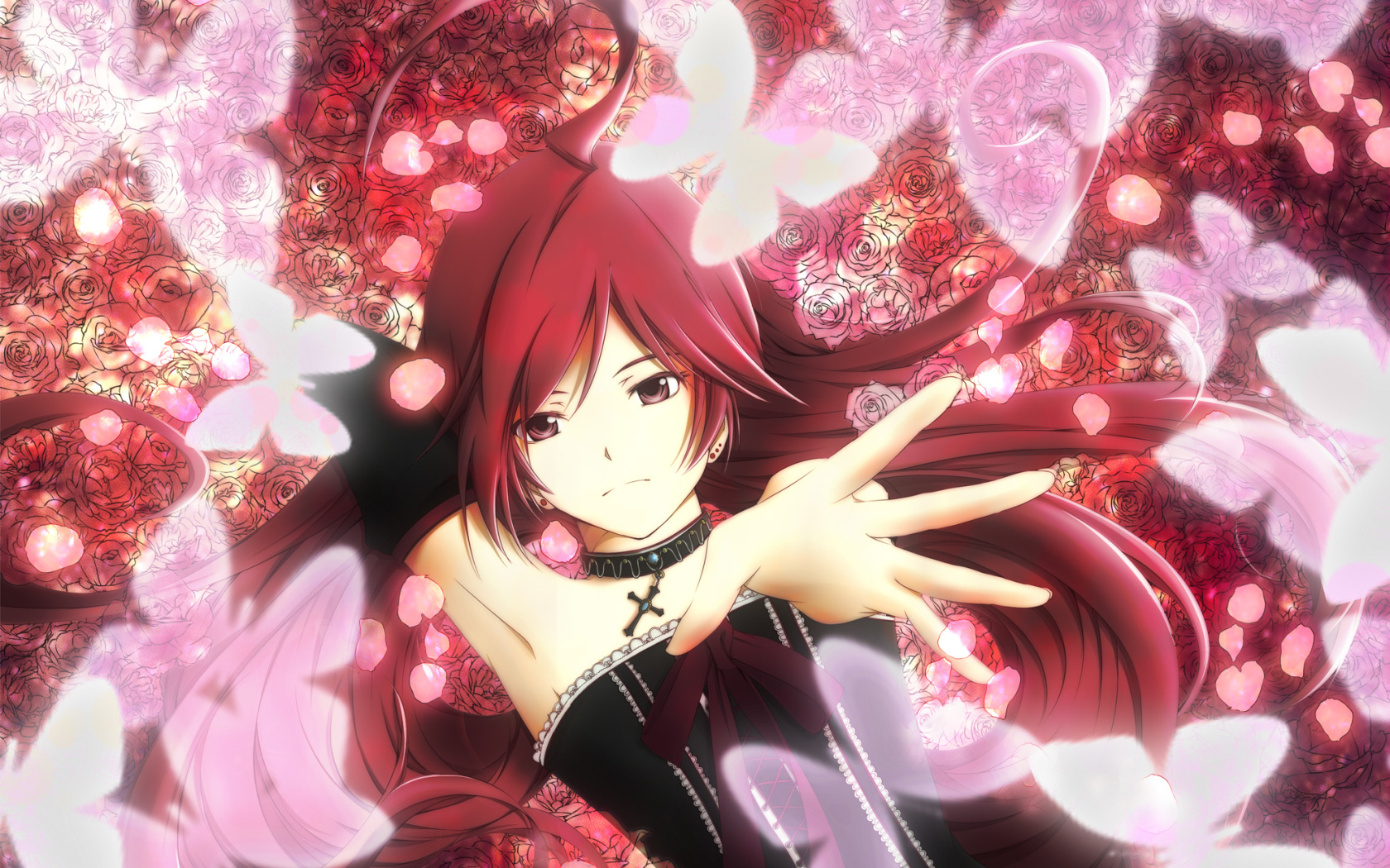 Девушка на фоне роз