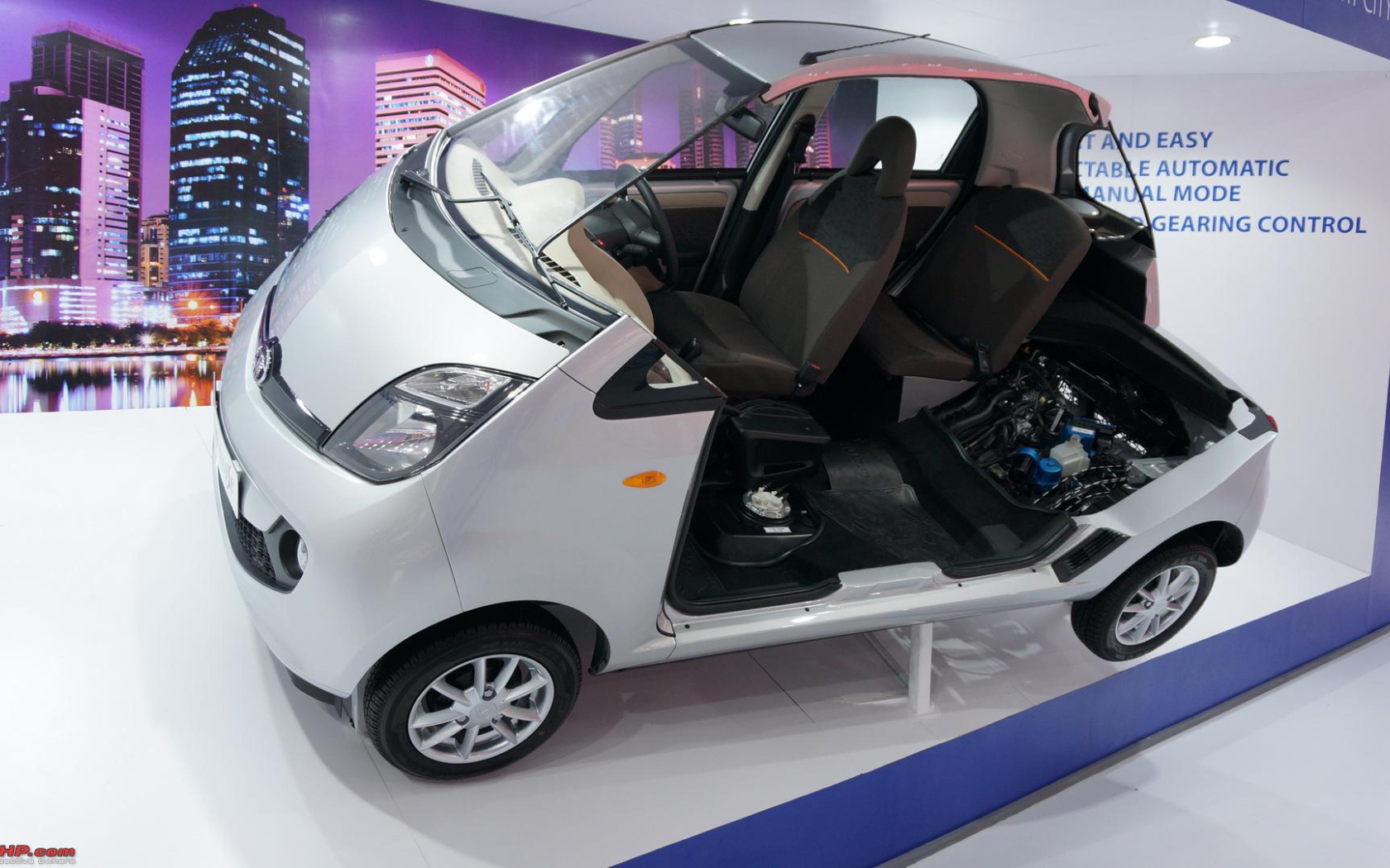 Автомобиль Tata Nano 2014 на дороге 