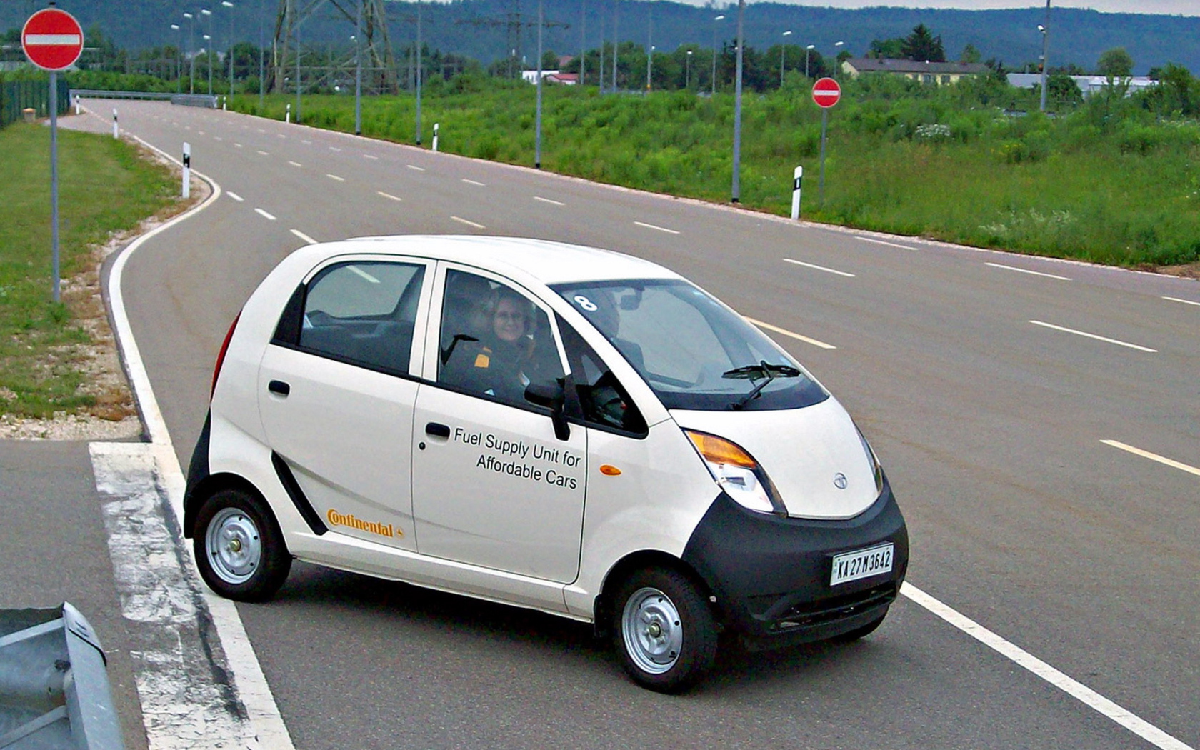 Красивый автомобиль Tata Nano 2014 в Москве