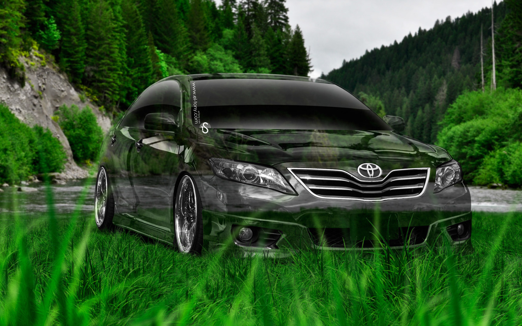 Toyota Camry на берегу реки