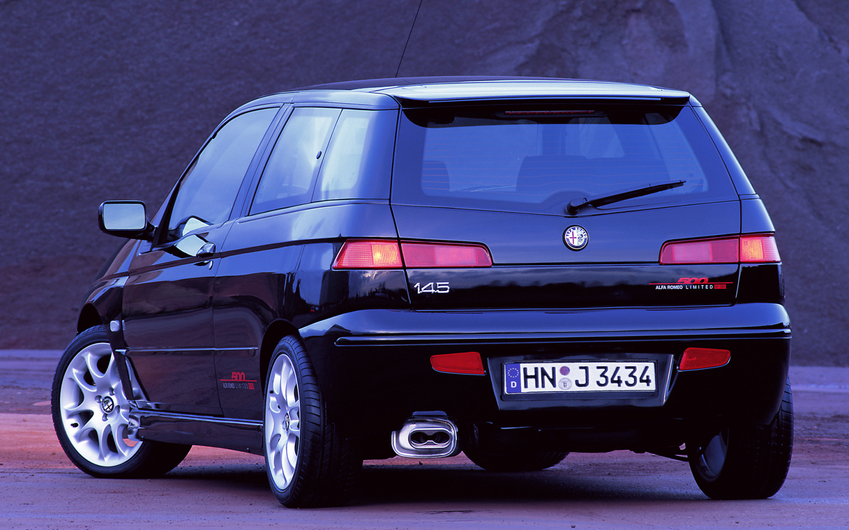 Автомобиль Alfa Romeo 145 на дороге
