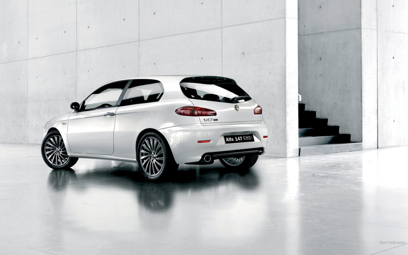 Альфа Ромэо у белой стены