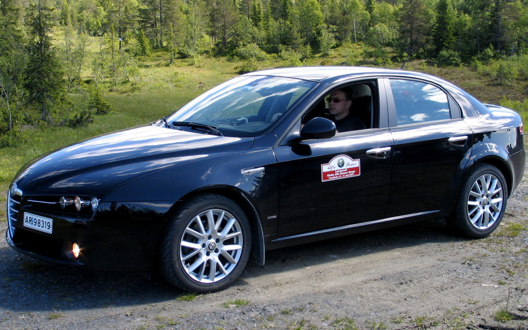 Черная Alfa Romeo 159