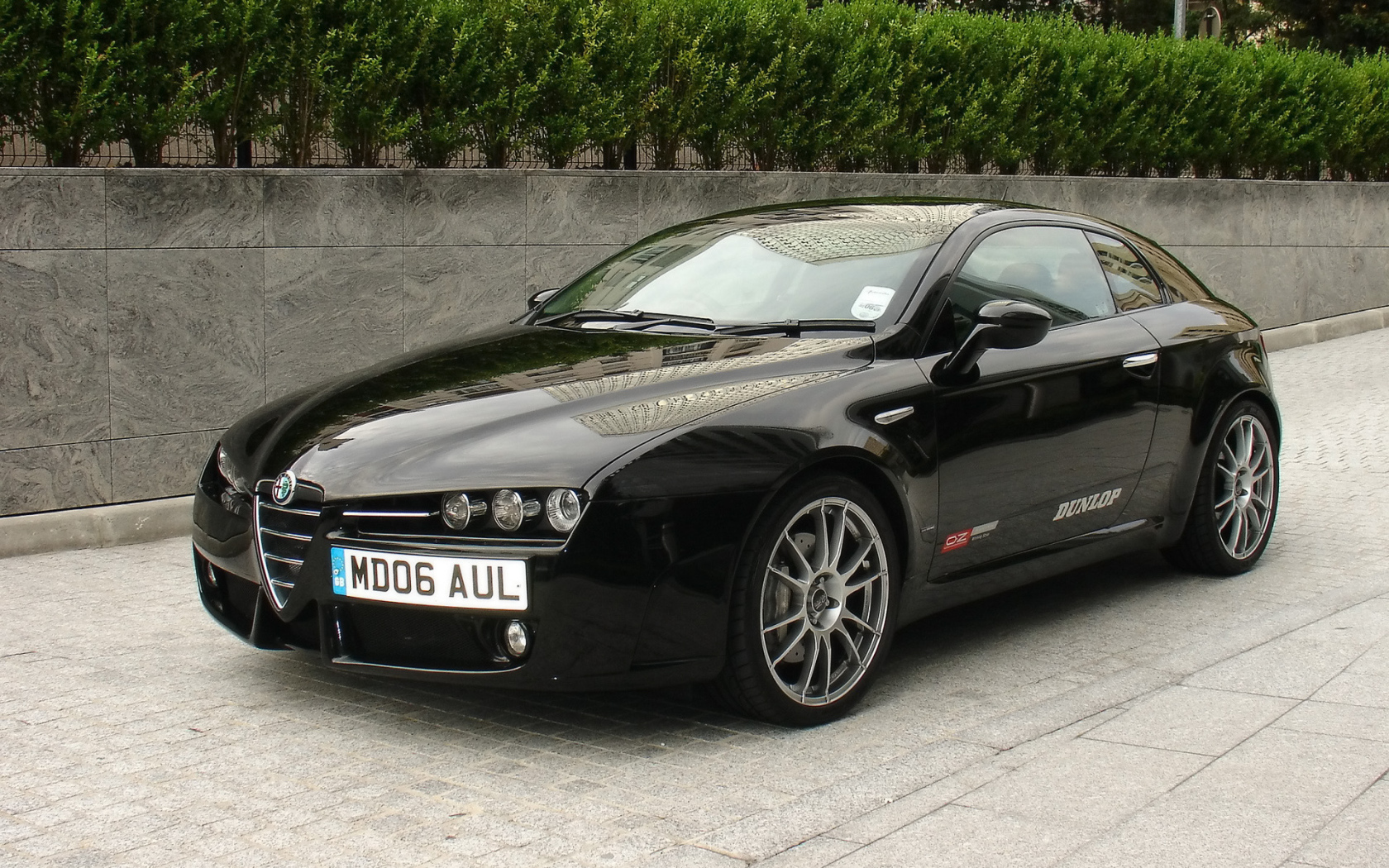 Автомобиль марки Alfa Romeo модели brera