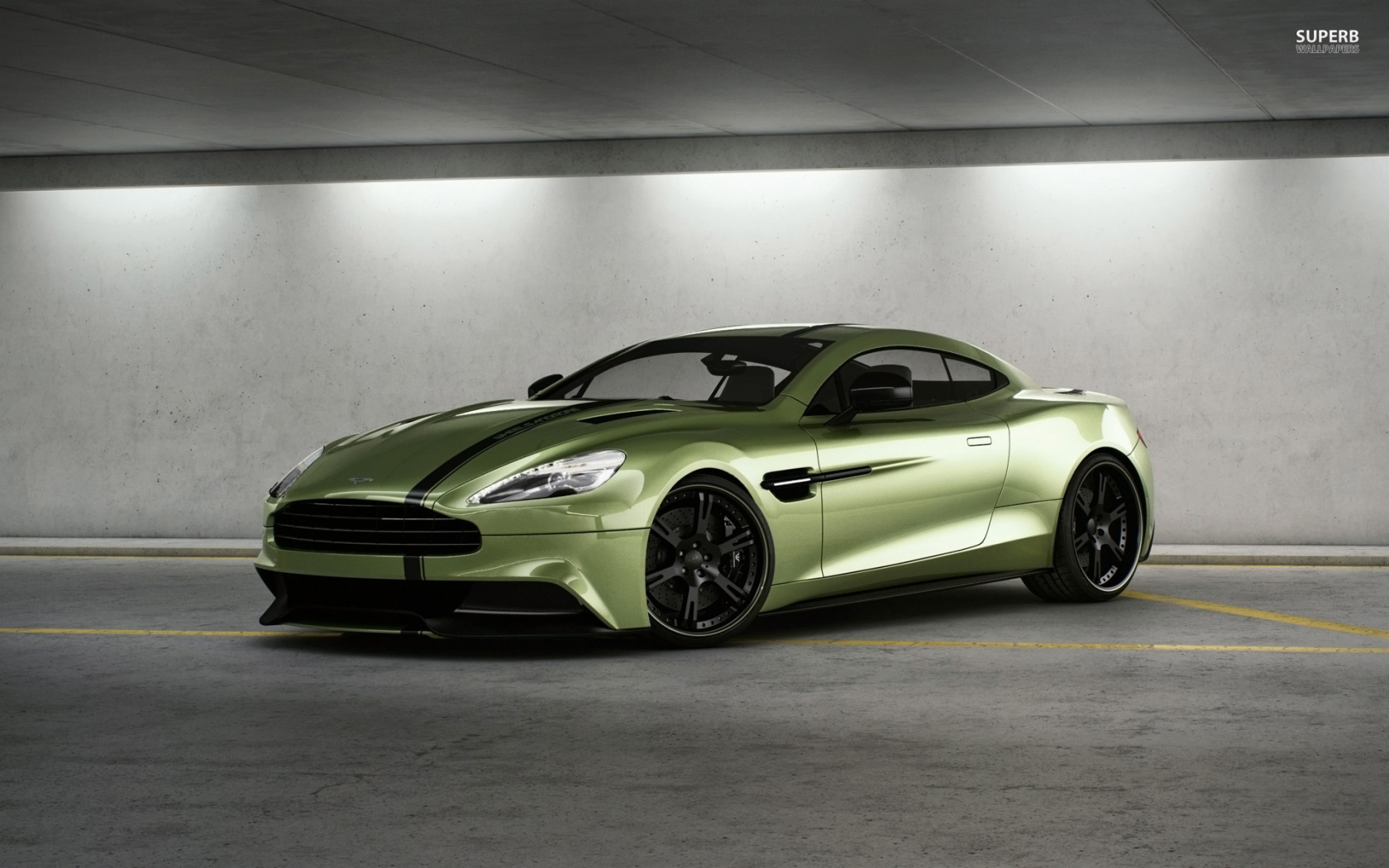 Автомобиль Aston Martin vanquish на дороге