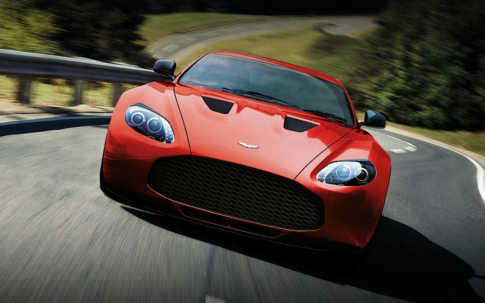 Автомобиль Aston Martin zagato на дороге