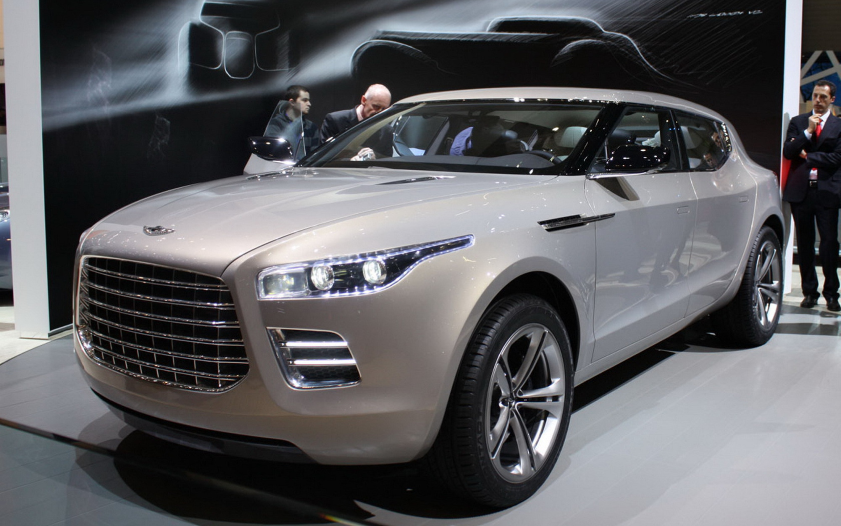 Красивый автомобиль Aston Martin lagonda