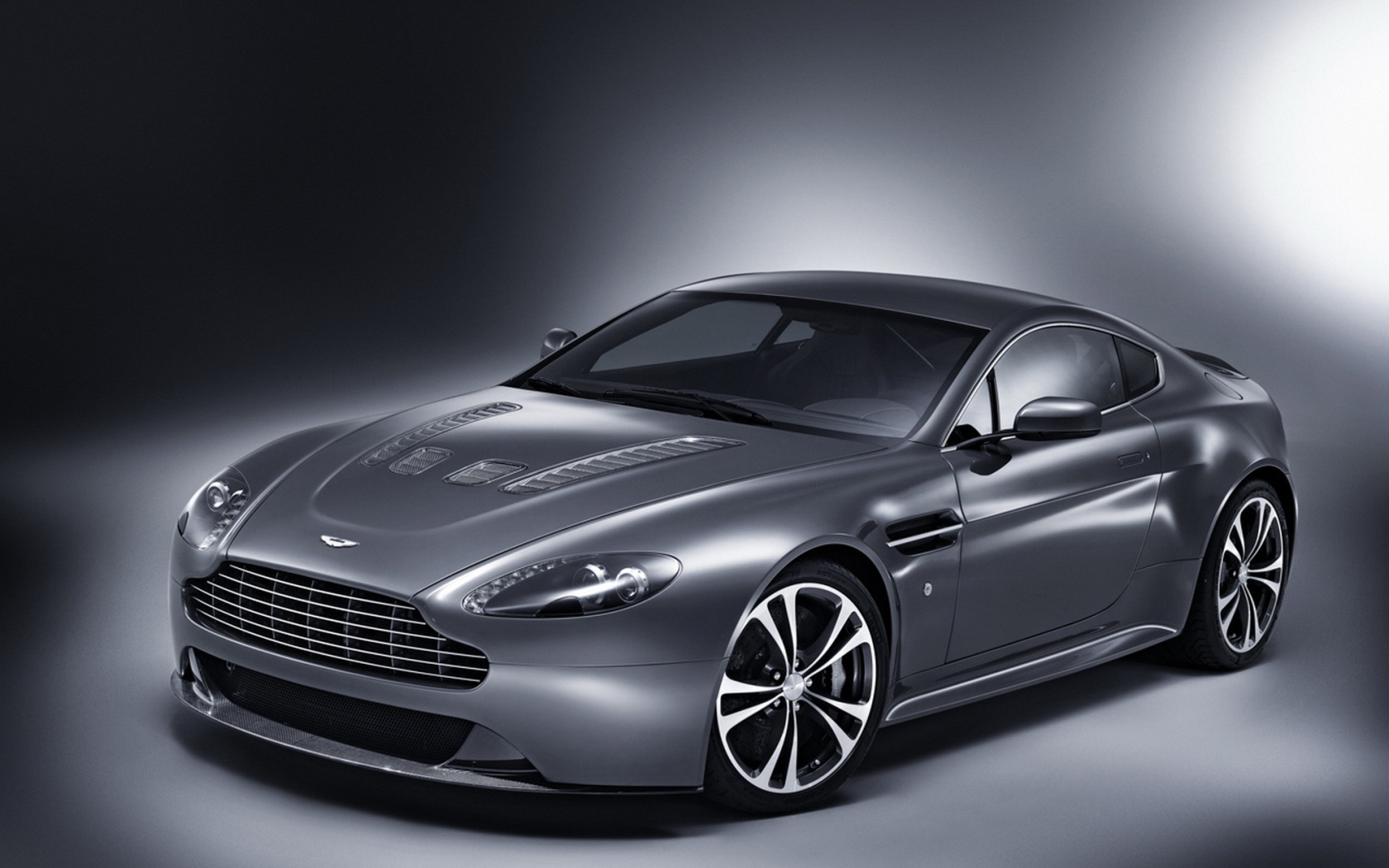 Красивый автомобиль Aston Martin top gear