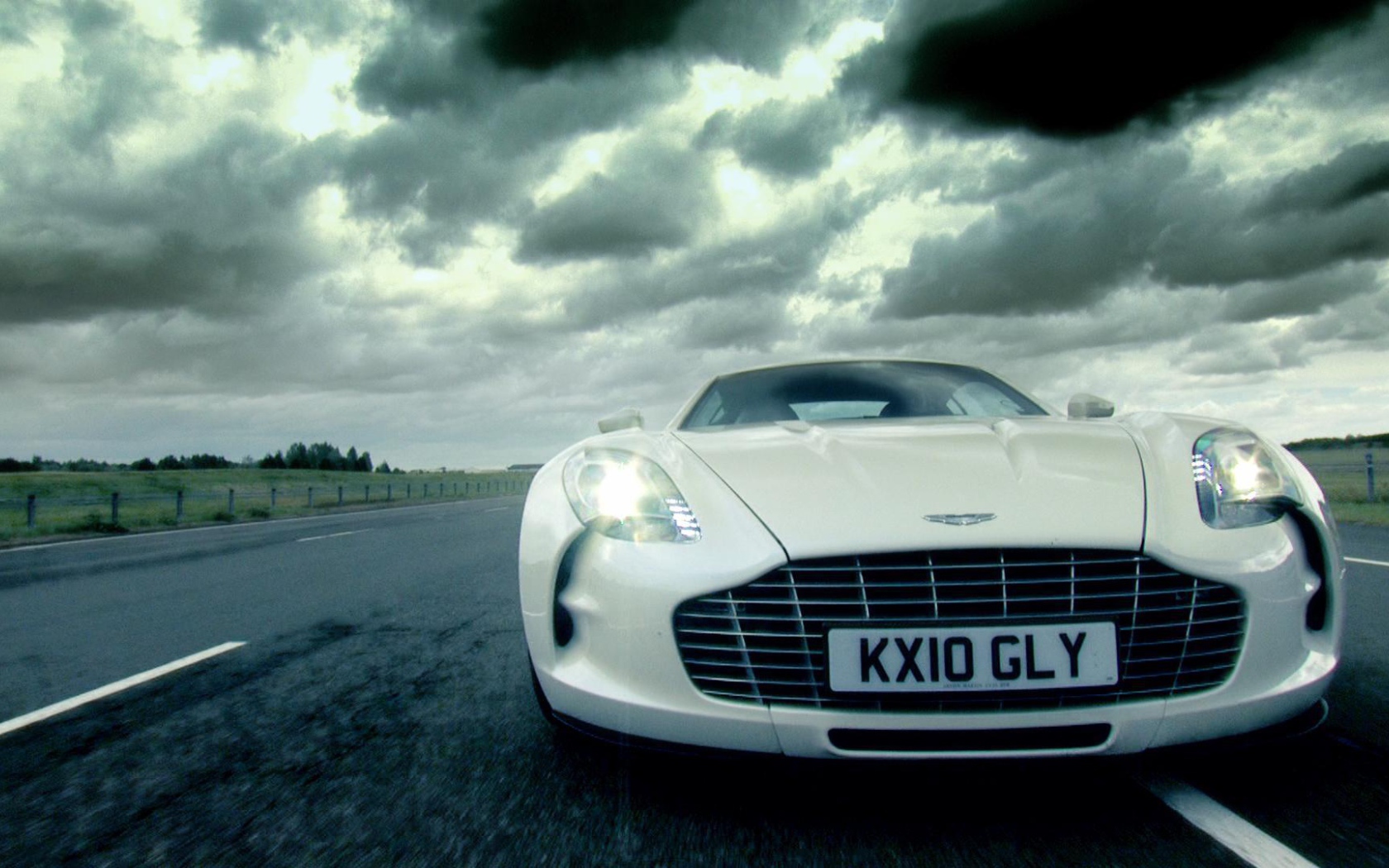 Роскошный Aston Martin one 77