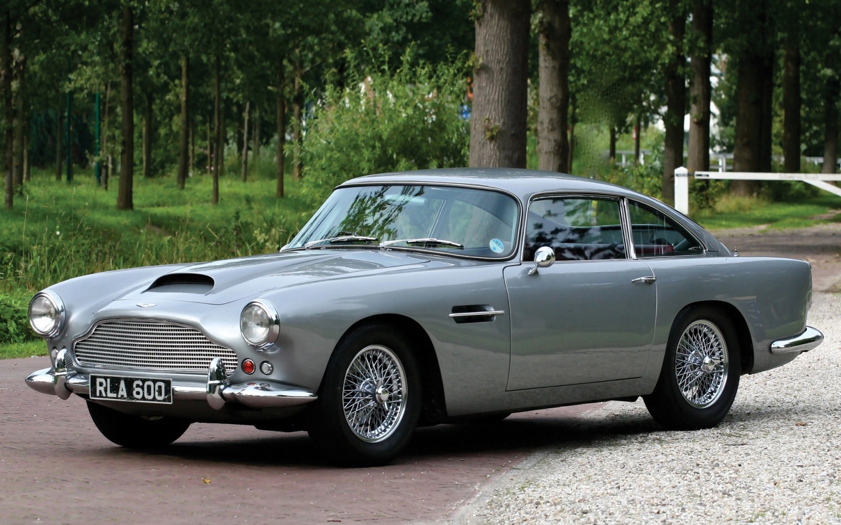 Новый автомобиль Aston Martin db4