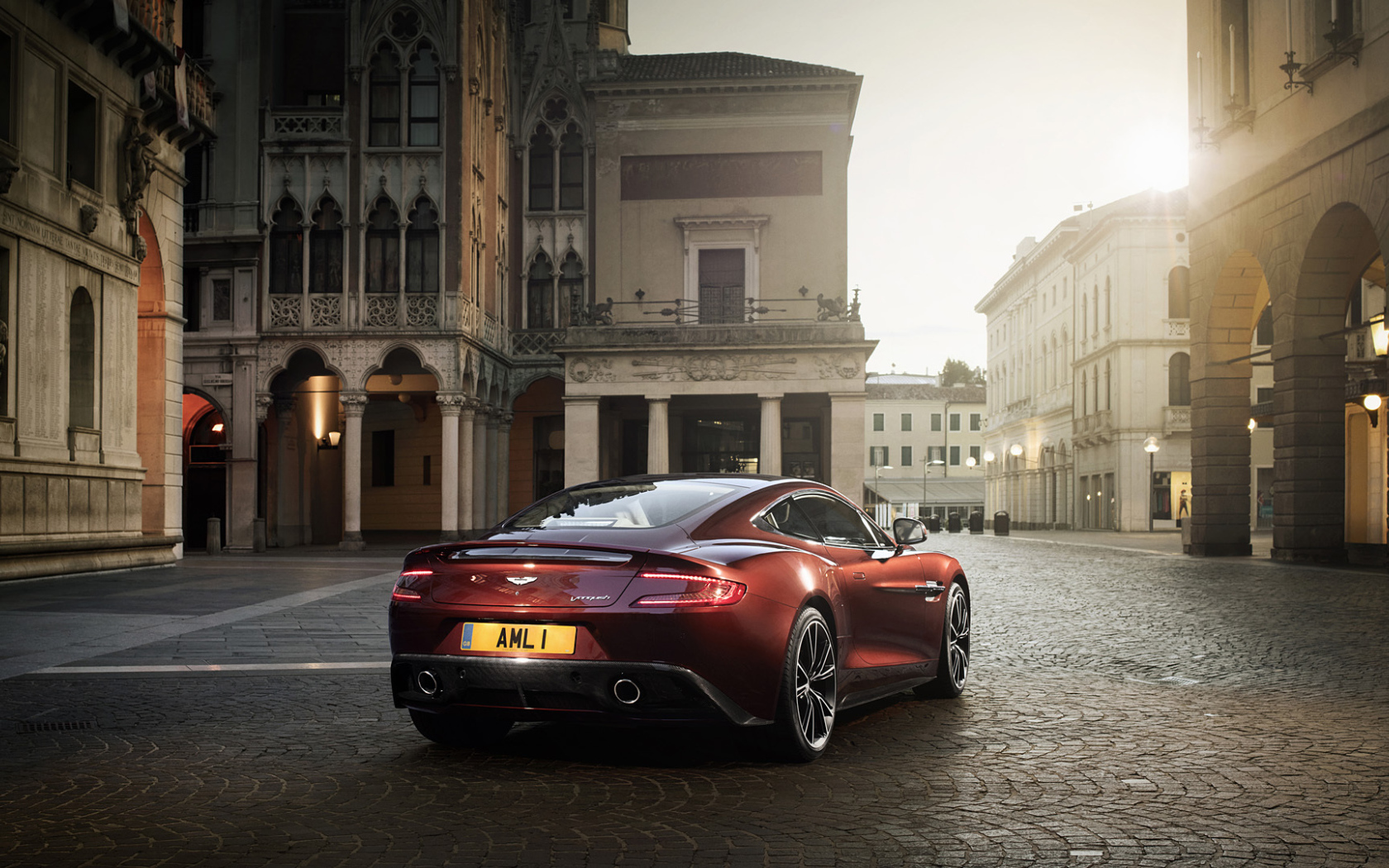 Надежный автомобиль Aston Martin 2013