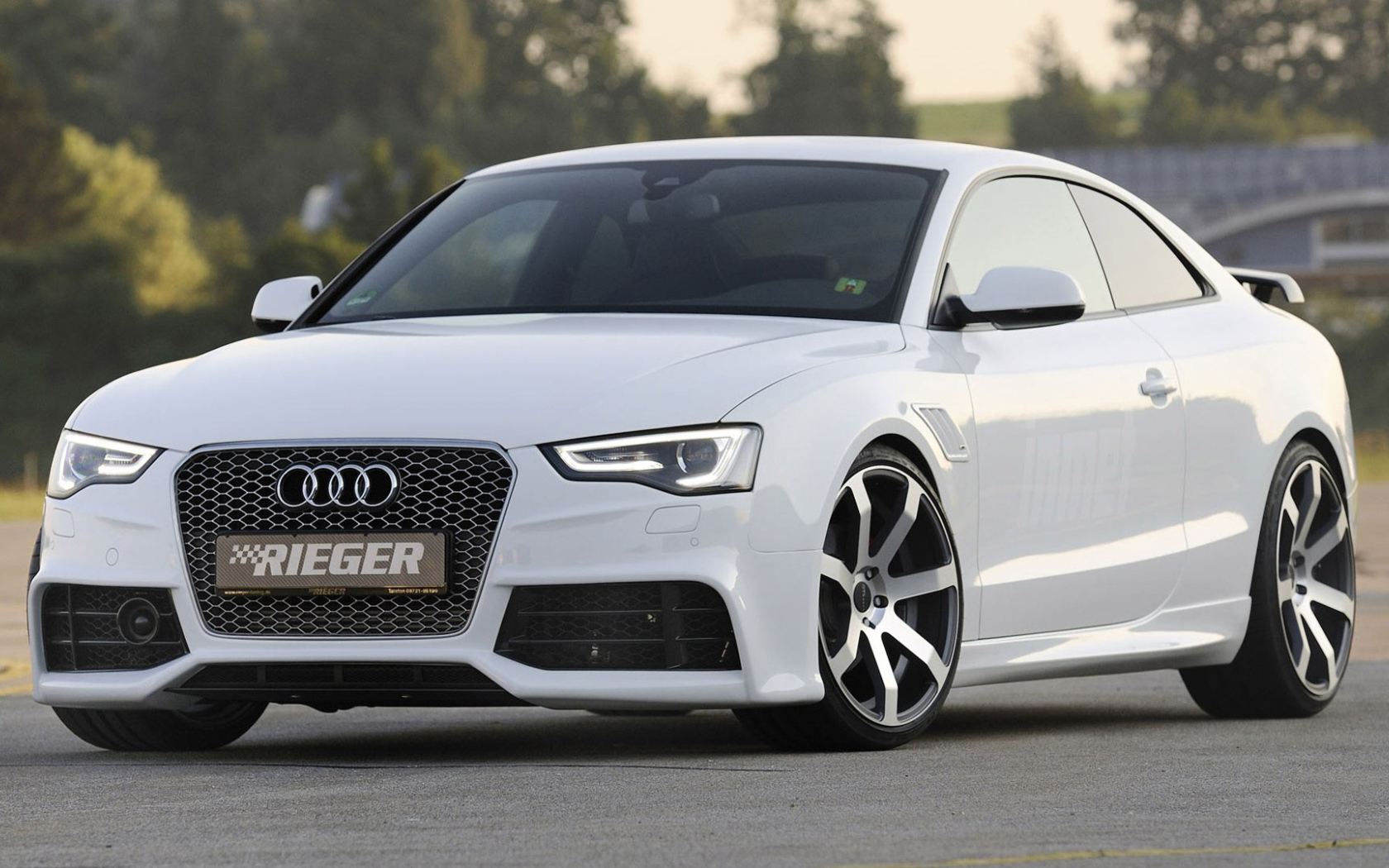 Автомобиль Audi a5 на дороге