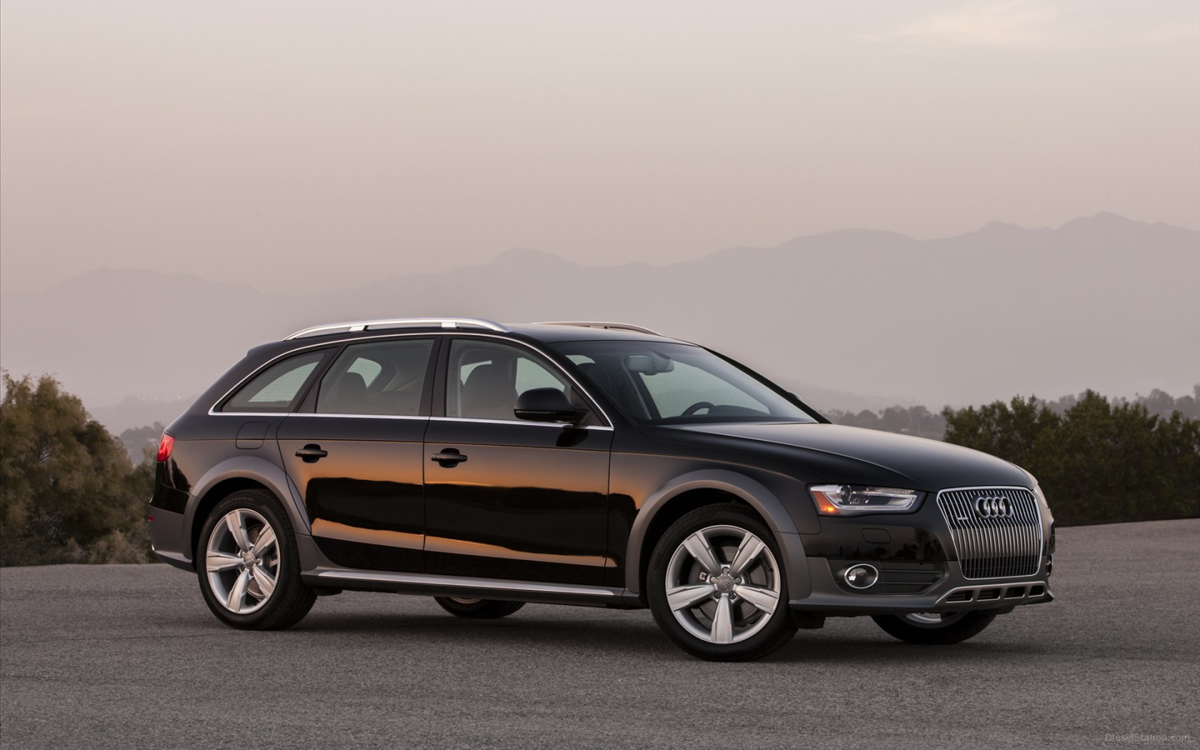 Автомобиль Audi allroad на дороге