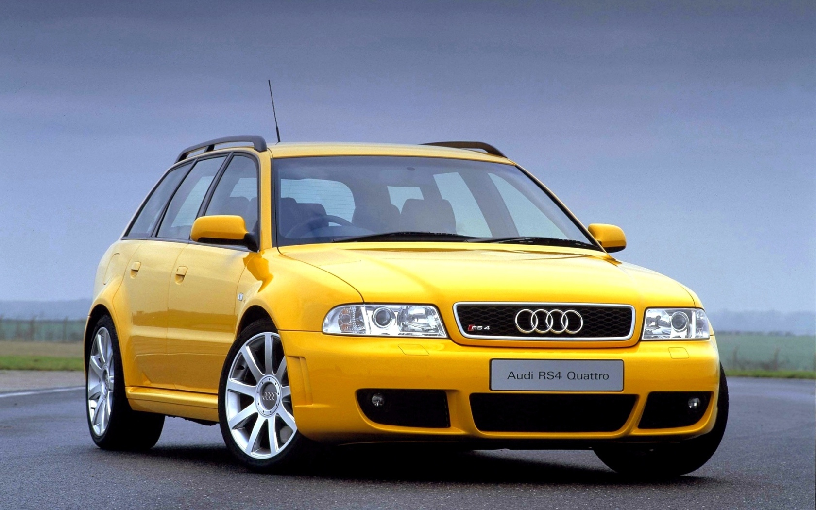 Автомобиль Audi b5 на дороге