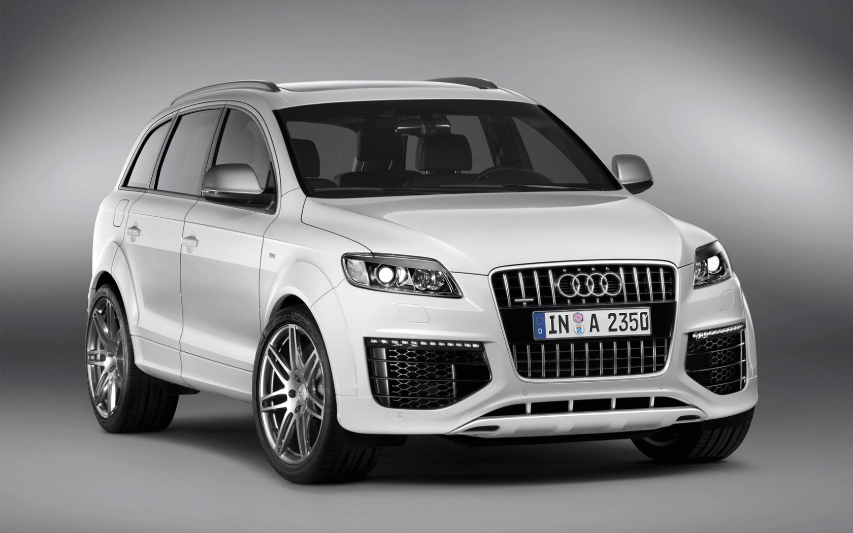 Автомобиль Audi q5 на дороге