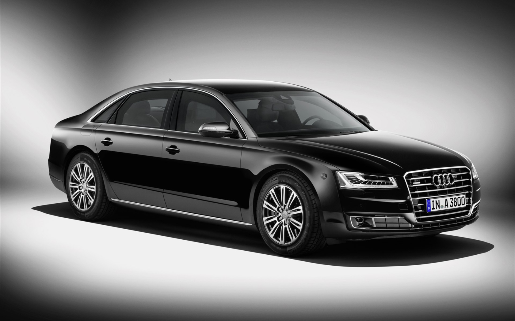 Красивый автомобиль Audi A8 2014