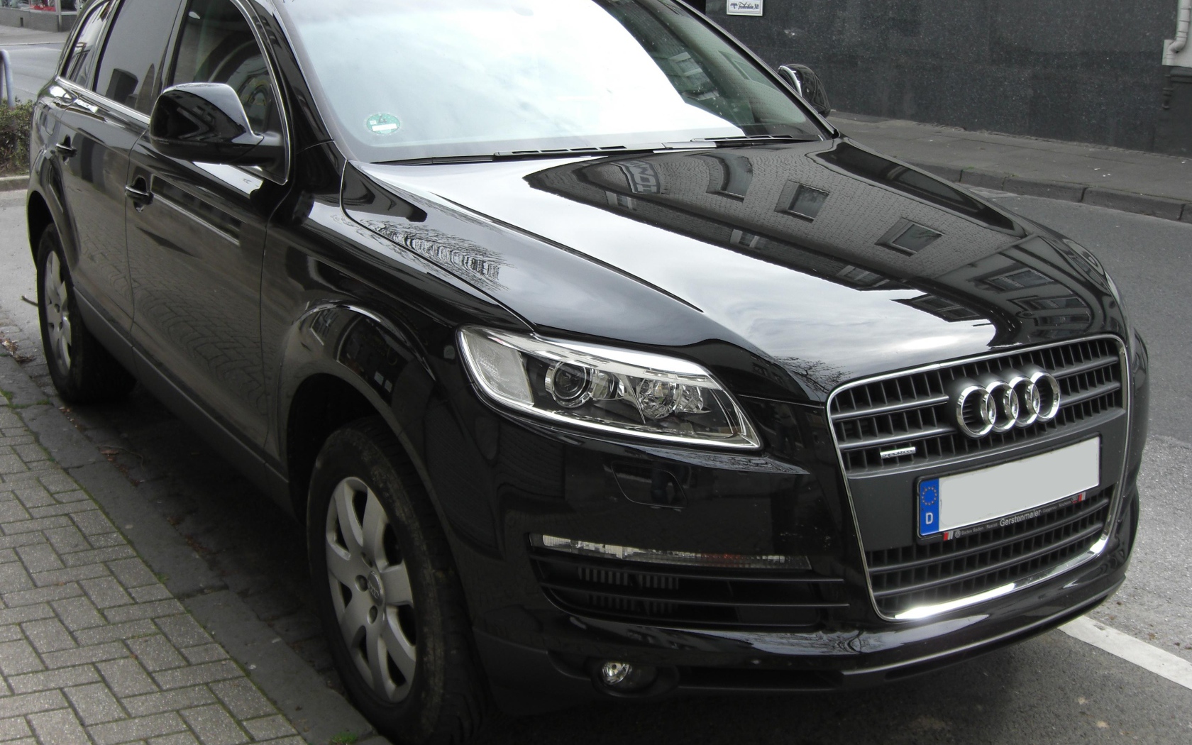 Черный Audi Q7