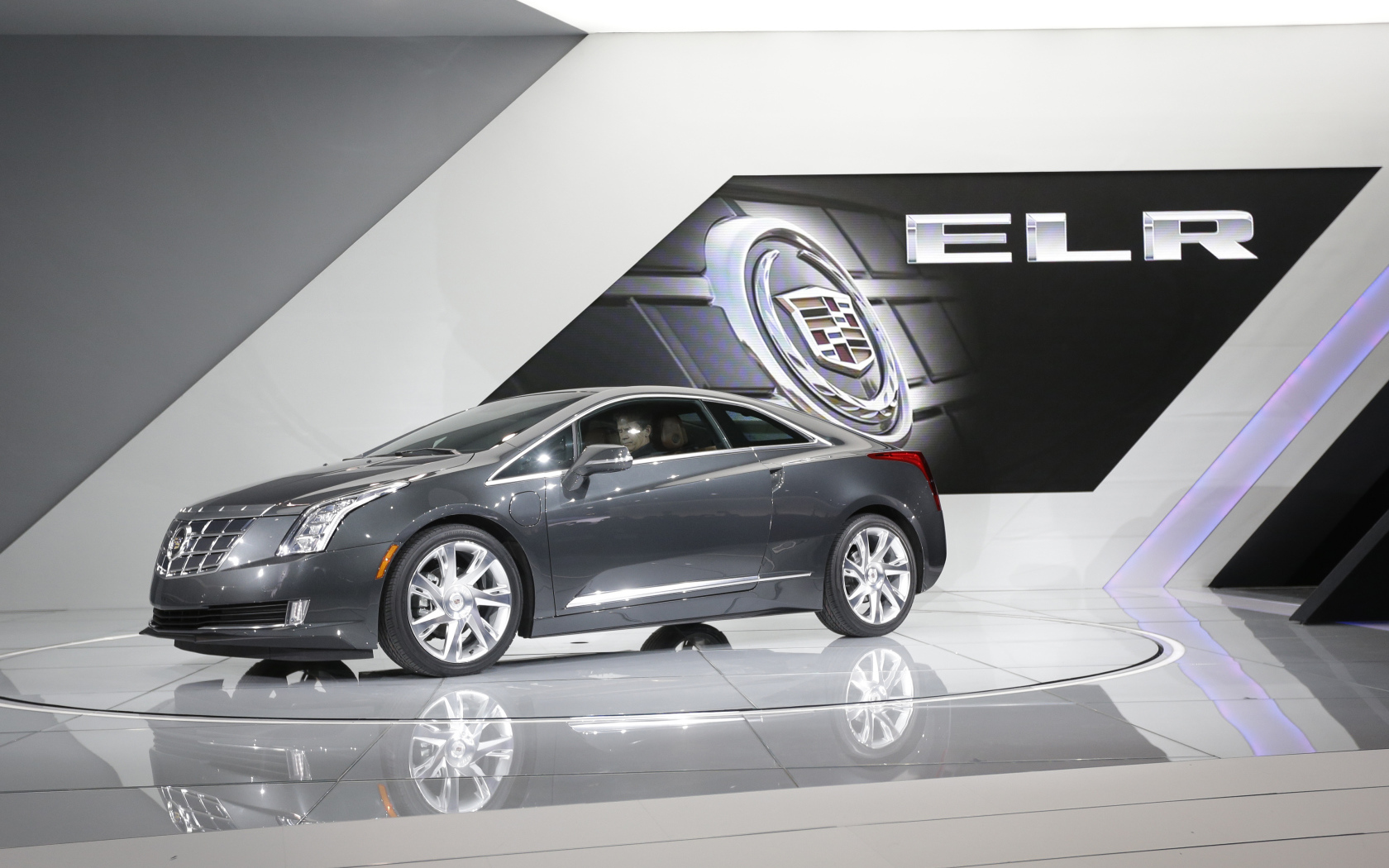 Красивый автомобиль Cadillac ERL 2014 года