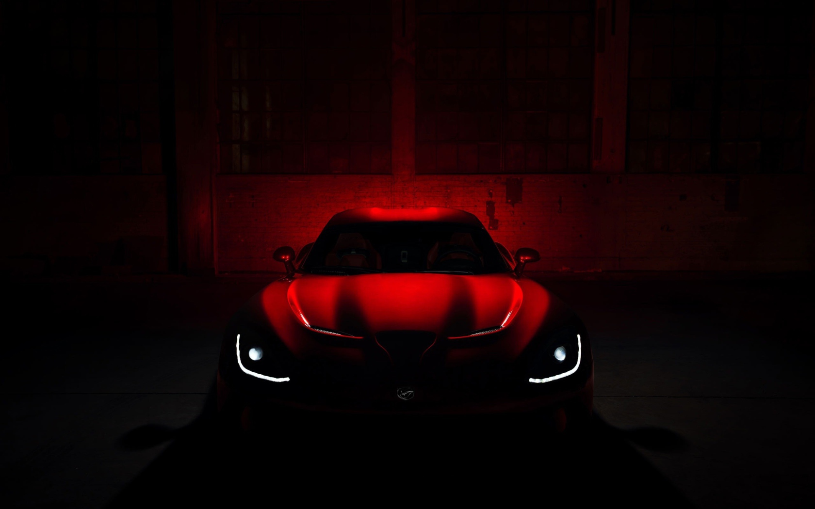 Автомобиль Додж в темноте