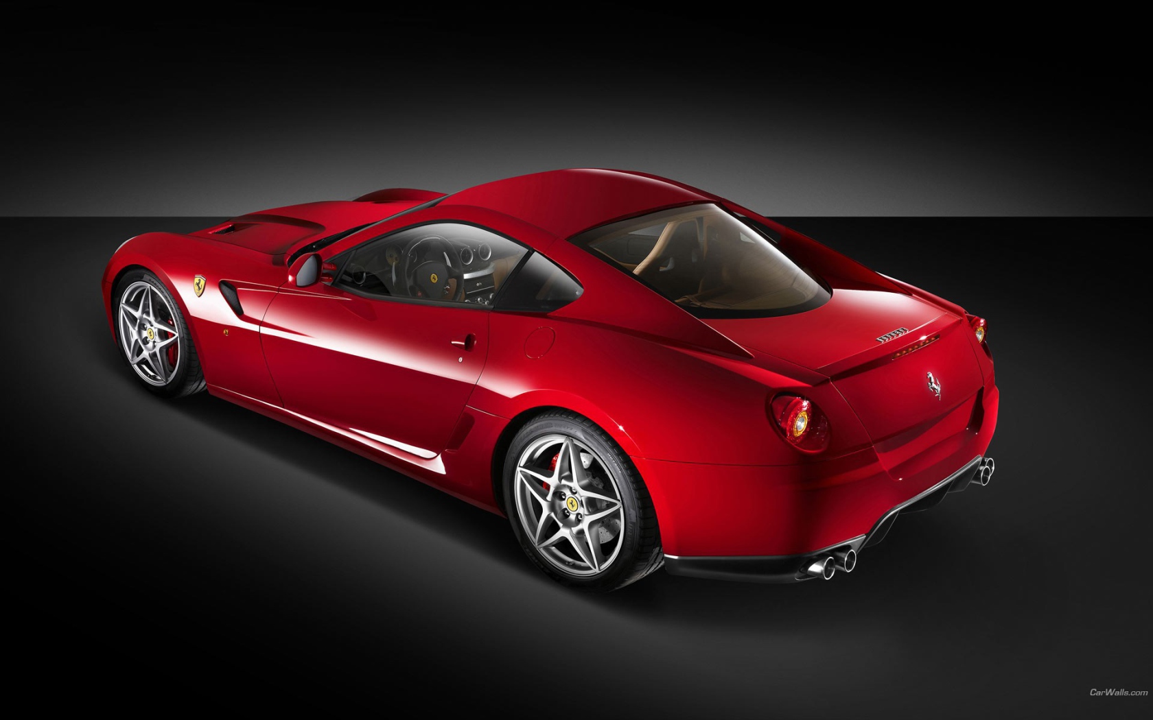 Красный спортивный Феррари