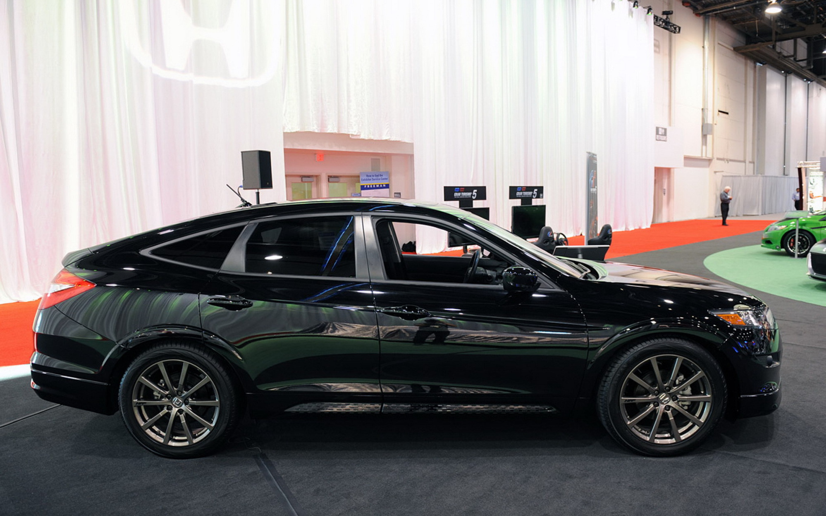 Красивый автомобиль Honda Crosstour в Москве