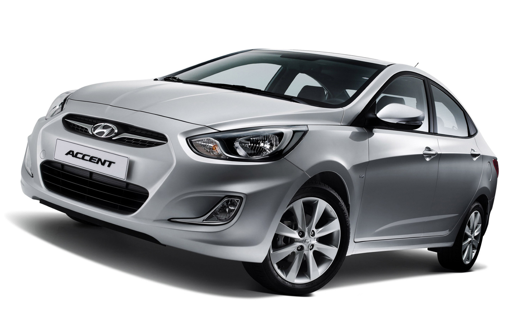 Автомобиль Hyundai Accent на дороге