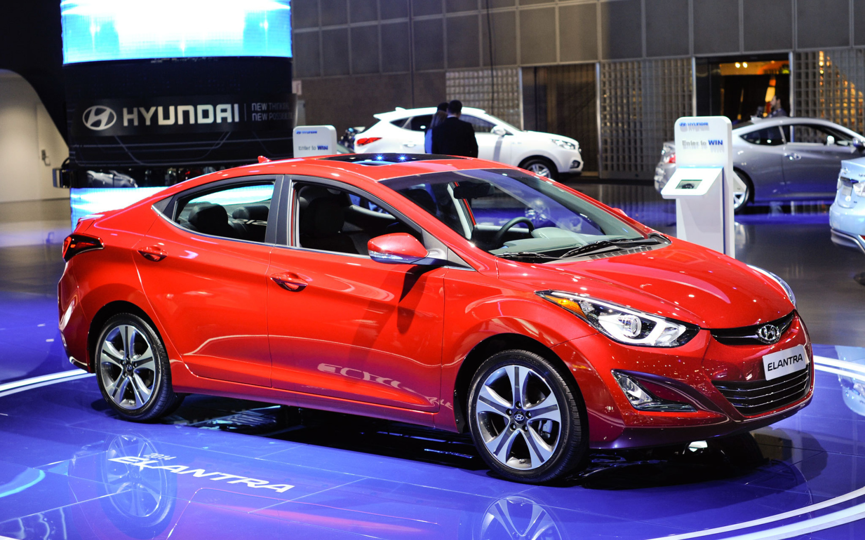 Автомобиль Hyundai Elantra 2014 на дороге