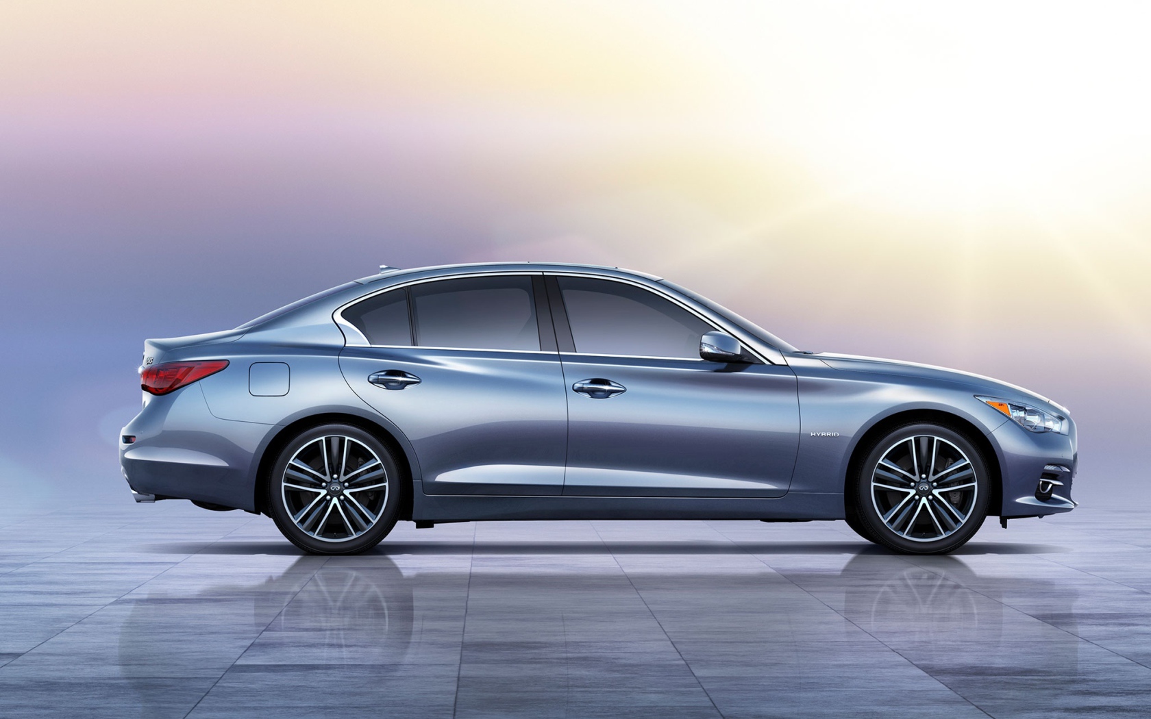 Новая машина Infiniti Q50 2014 года