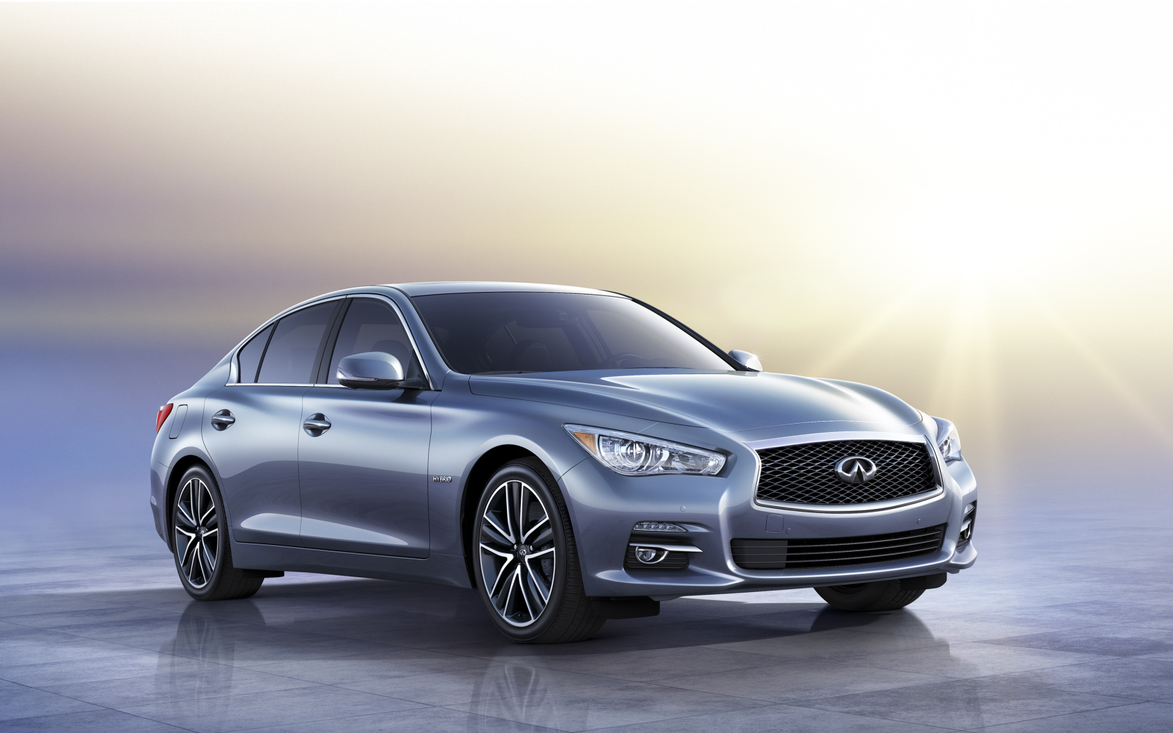 Красивый автомобиль Infiniti Q50 2014 года в Москве
