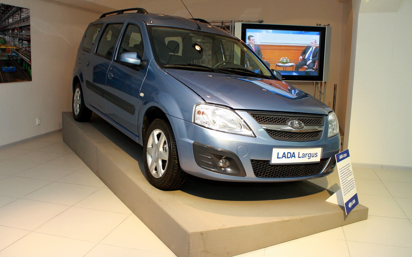 Lada Largus в автосалоне