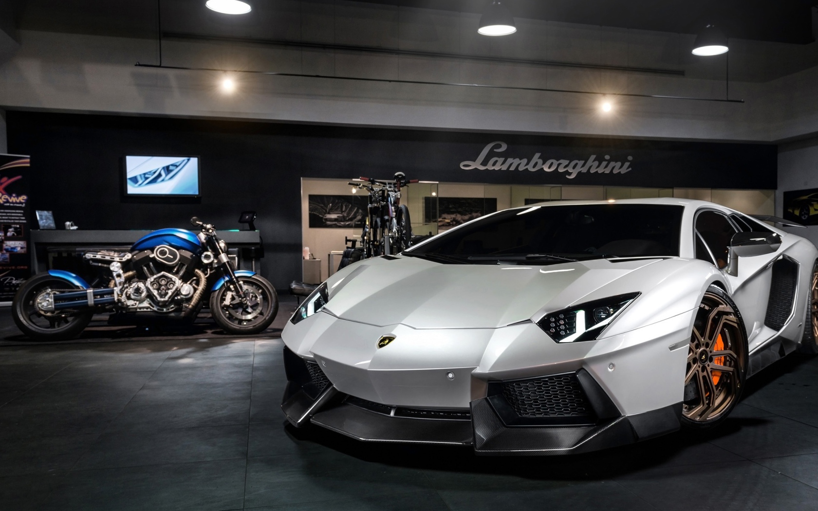 Серебристый Lamborghini Aventador