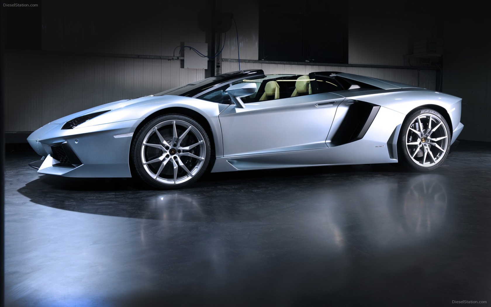 Красивый автомобиль Lamborghini Avendator 2014 в Москве