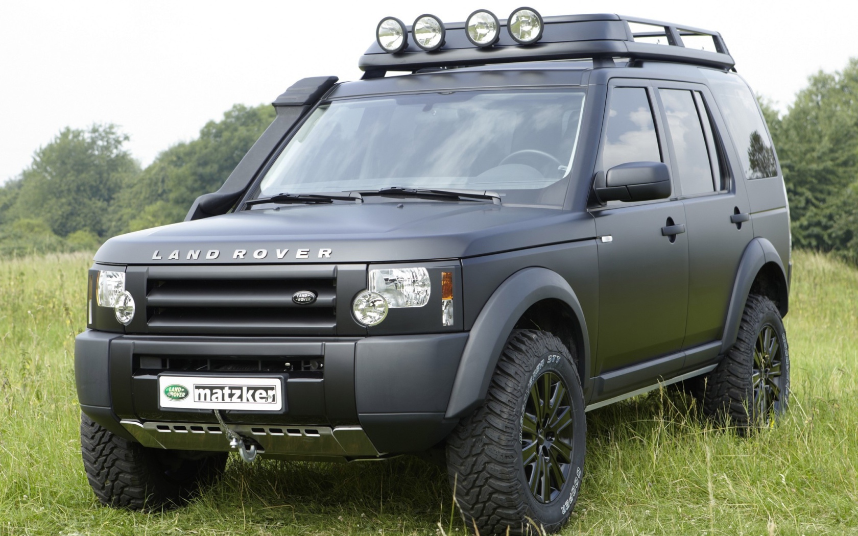  Автомобиль Land Rover Defender на дороге