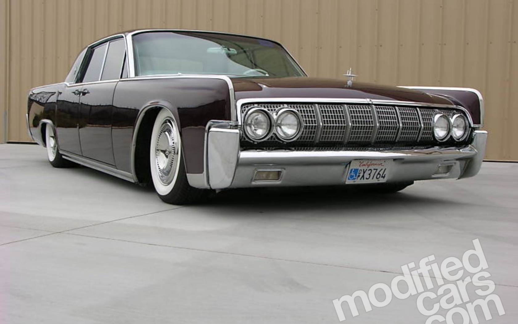 Автомобиль марки Lincoln модели Continental