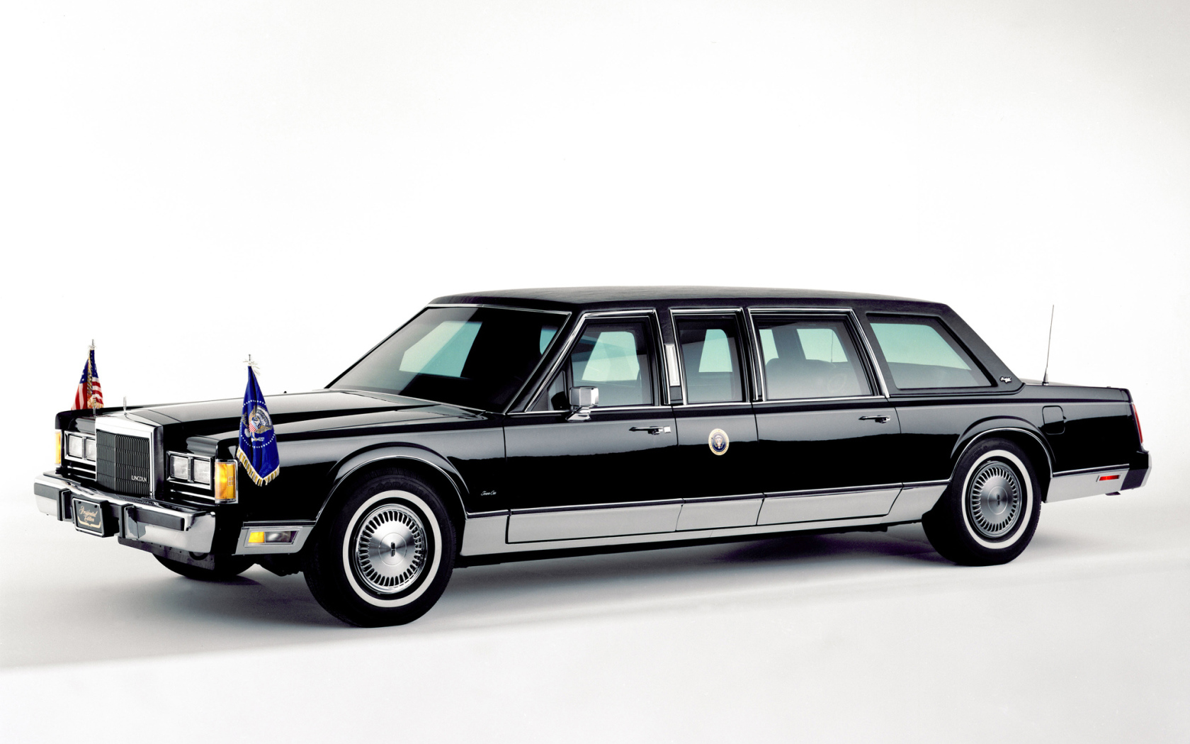 Автомобиль марки Lincoln модели Town Car