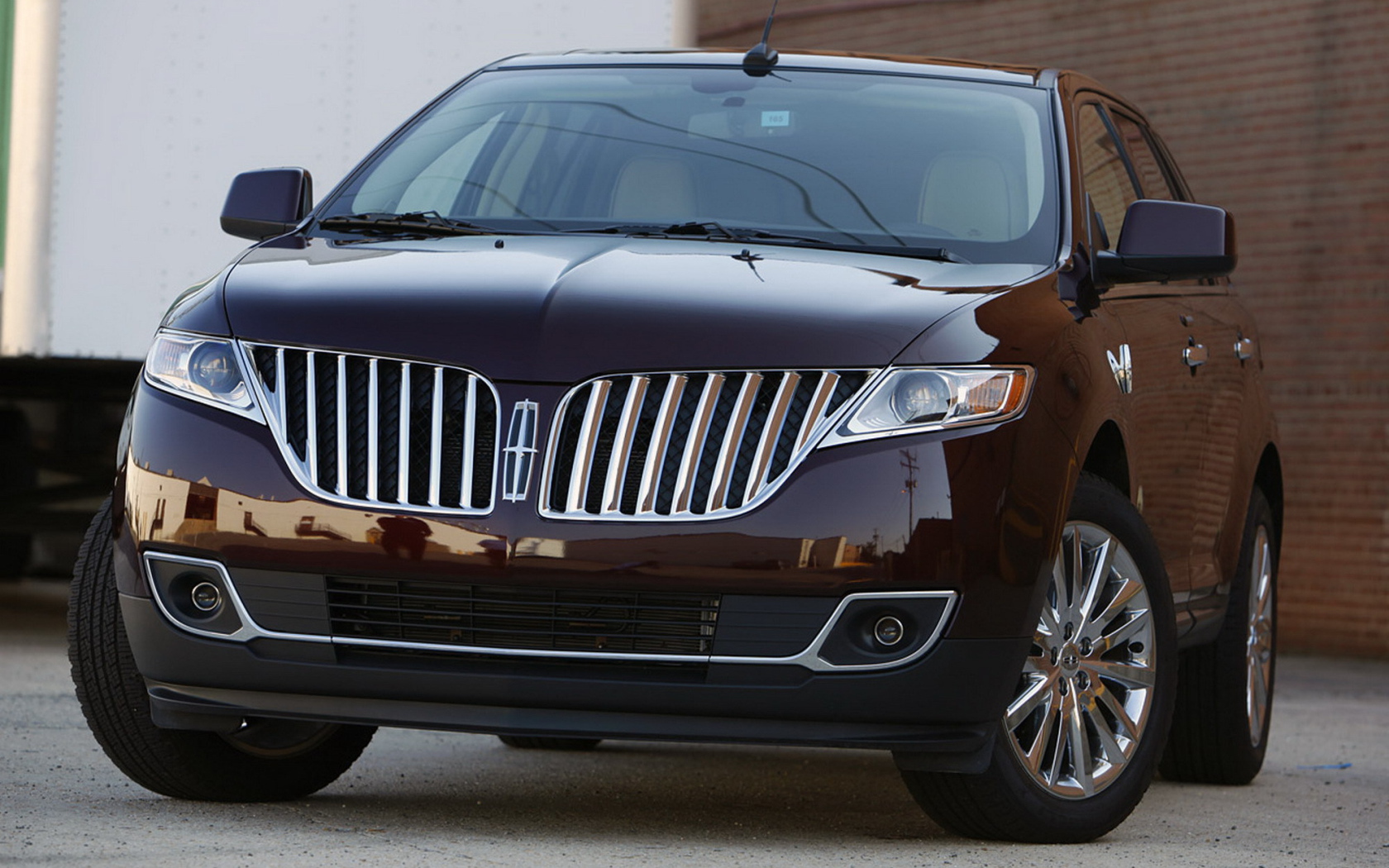 Автомобиль Lincoln MKX на дороге